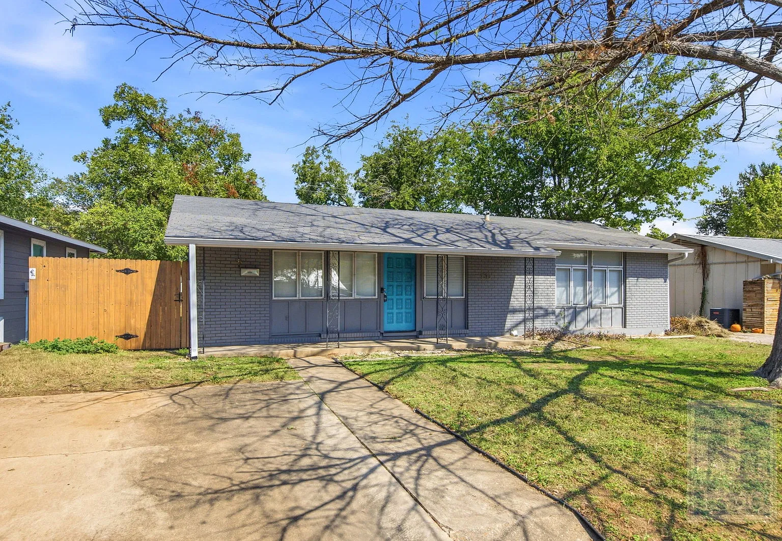 3 bed, 2.0 bath, 1136 sqft, $2,400 — Photo 1