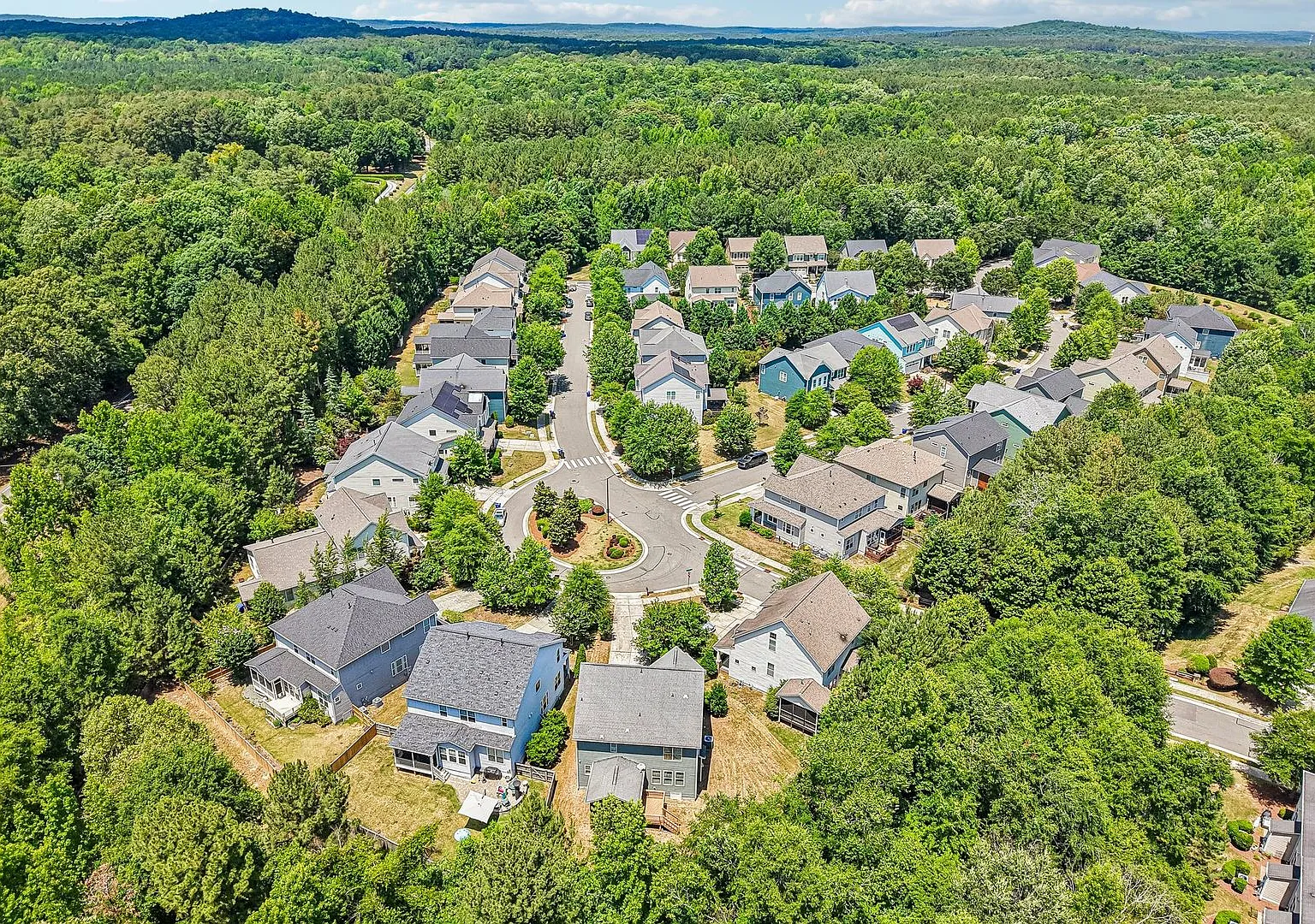Spacious 4-Bedroom Home with Screened Porch & Peaceful Natural Setting — Photo 2