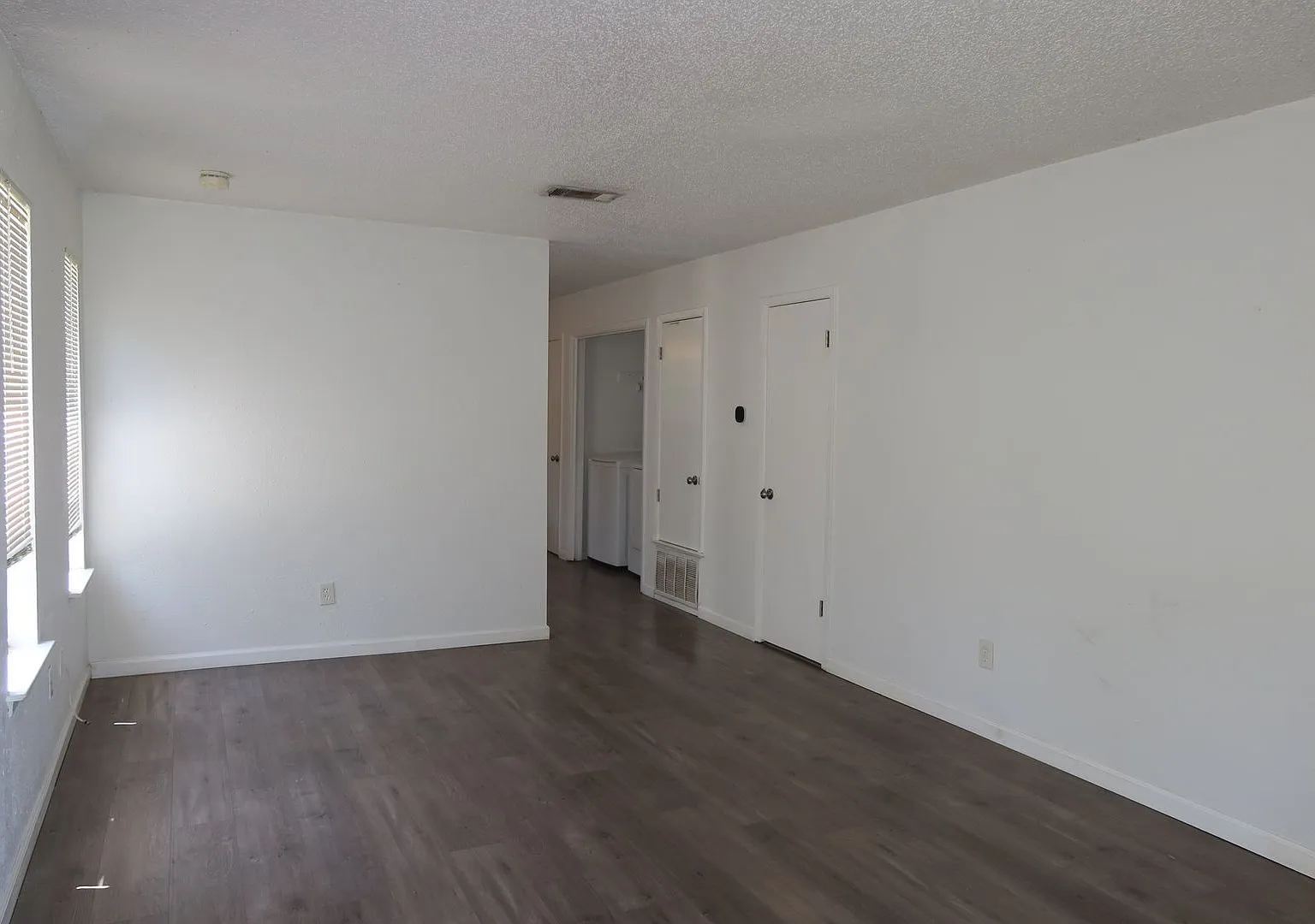 Hill Country Duplex - 1/2 Acre - Oak Hill - Cool 2Bd 1.5 BA - Totally Remodeled - Carport - $1700 — Photo 3