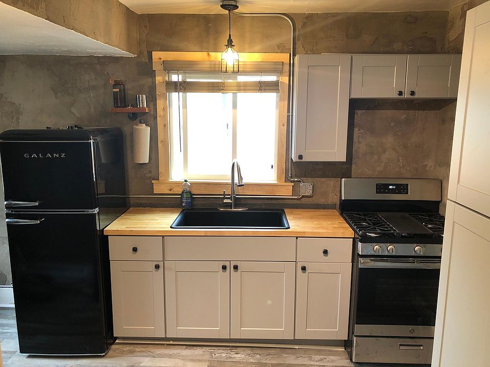 Fresh new kitchen, gas stove and fridge!
