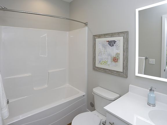 4th image of 2409 2nd St NE