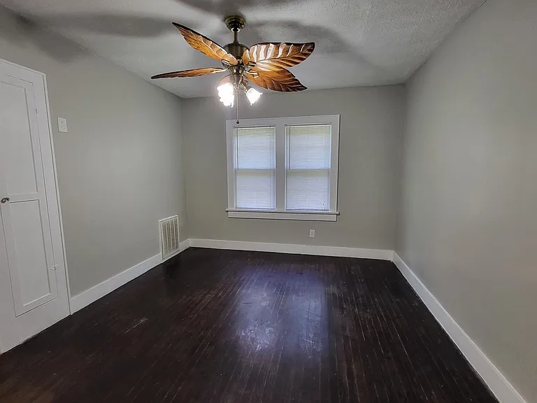 500 N Jackson Ave — Photo 5