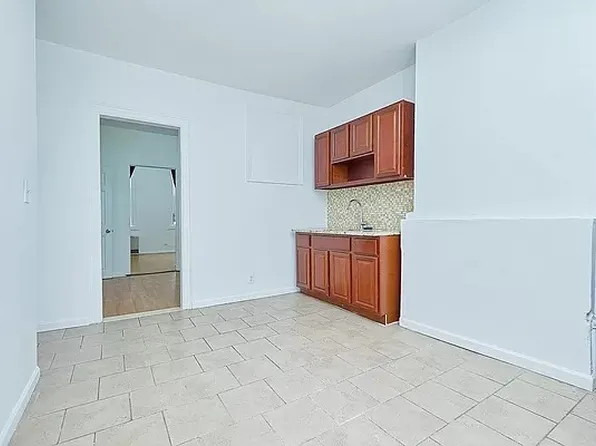 572 East New York Avenue image 5 of 9