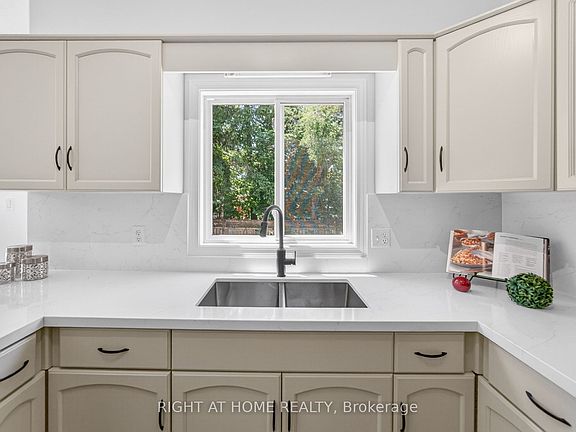 5th image of 72 Beardmore Cres