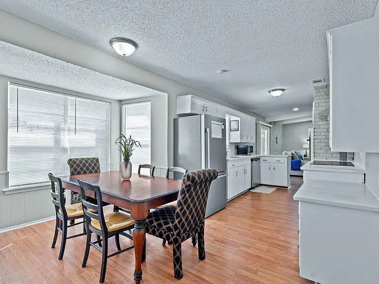 6121 Whitman Ave — Photo 10