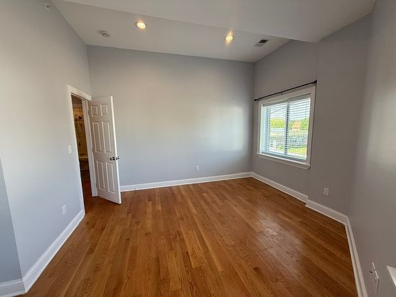 5th image of 2067 Barnum Ave APT 1