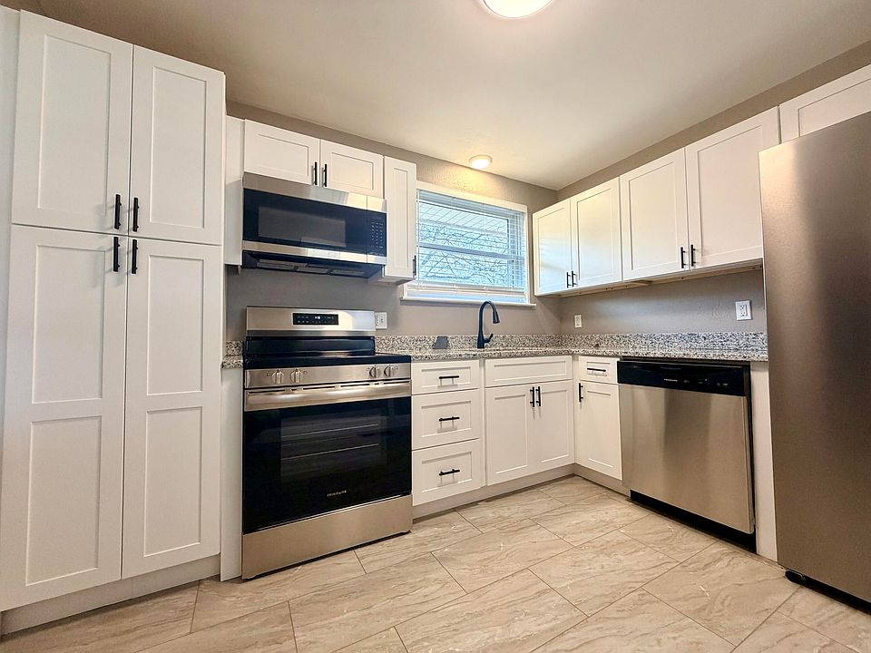 1st image of 71 Elaine Cir