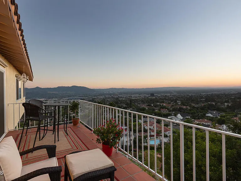 1234 E Tujunga Ave — Photo 58