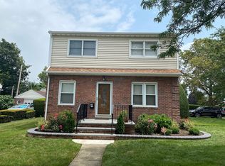 34 Wilton St, New Hyde Park, NY 11040