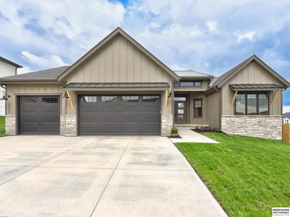 18108 Locust St, Elkhorn, NE 68022