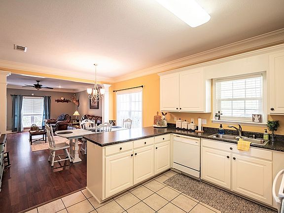 5th image of 104 Summerfield Dr