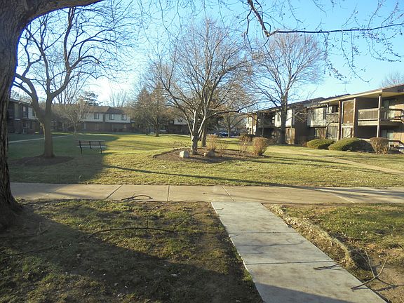 3rd image of 566 Somerset Ln APT 2