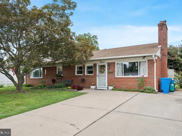 12 Old Pond Rd, Levittown, PA 19057