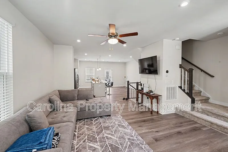 3 bed, 2.5 bath, 1742 sqft, $2,300 — Photo 2