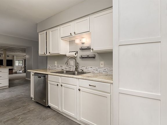 2nd image of 325 River Dr