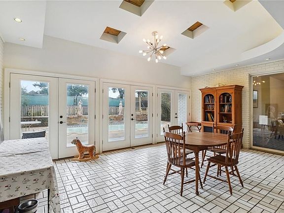 3rd image of 422 Country Club Dr