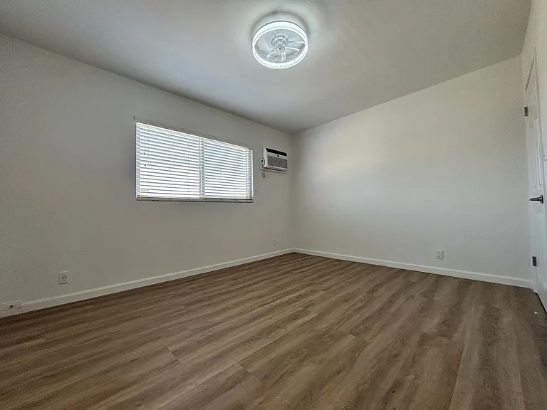 1951 Frank St #14 — Photo 24