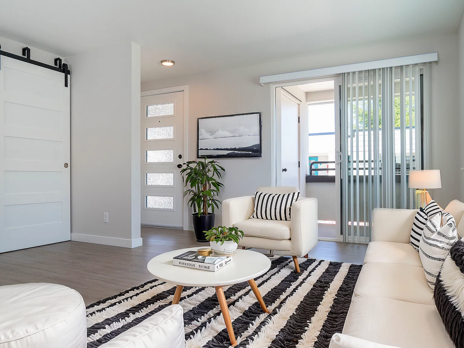 Flamingo Apartments — Photo 3