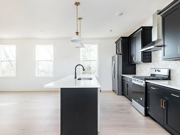 326 E Trinity Ln #C — Photo 8
