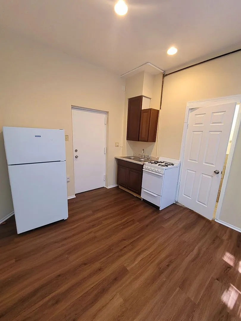 Studio, $925 — Photo 1