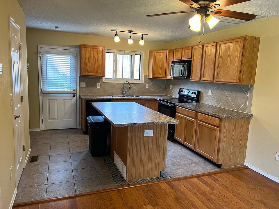 Kitchen with center island bar