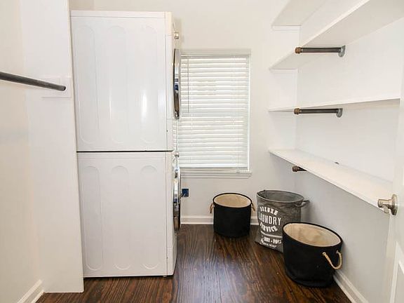 4th image of 108 1/2 Robinson Pl