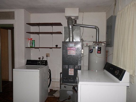 5th image of 1003 W Voorhees St