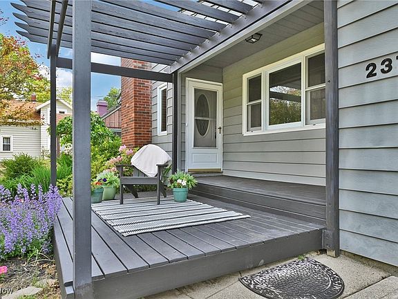 3rd image of 237 Stratford Ave