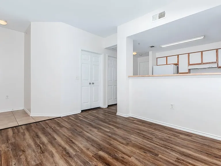 San Pedro Apartments — Photo 15