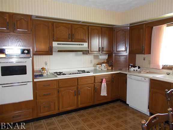 2nd image of 400 E Lilac Dr
