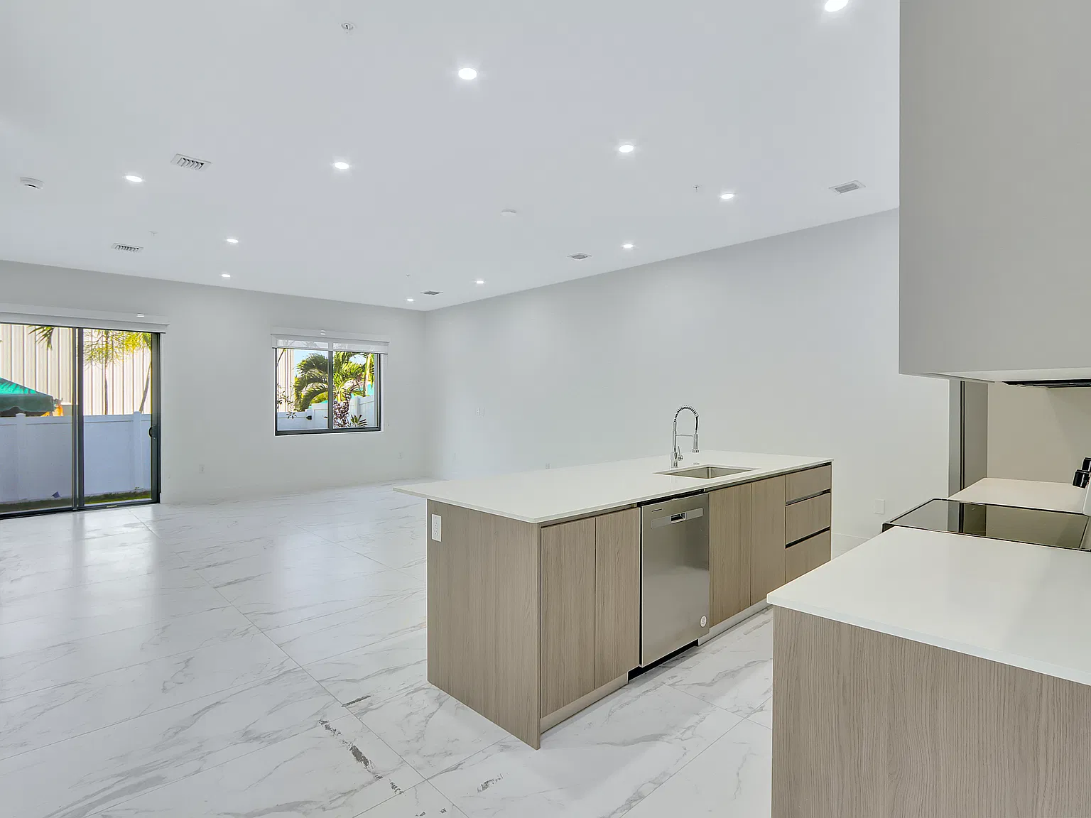 3 bed, 2.5 bath, 1874 sqft, $4,000 — Photo 2