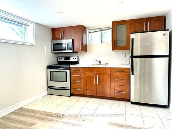 3rd image of 981 Davis Dr