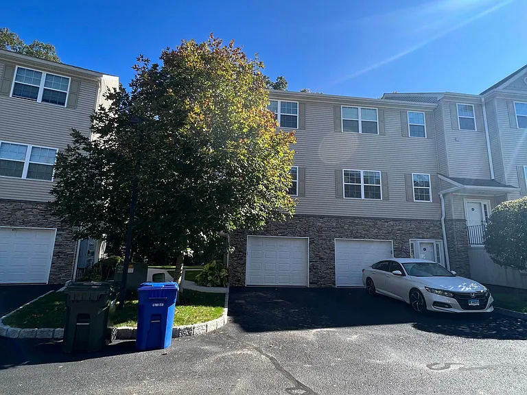 17 Riverview Ct #17 — Photo 1