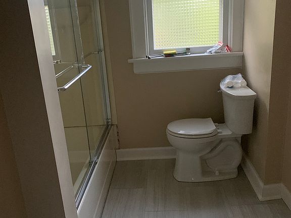 Main full bathroom, new tiolet, floor and vanity