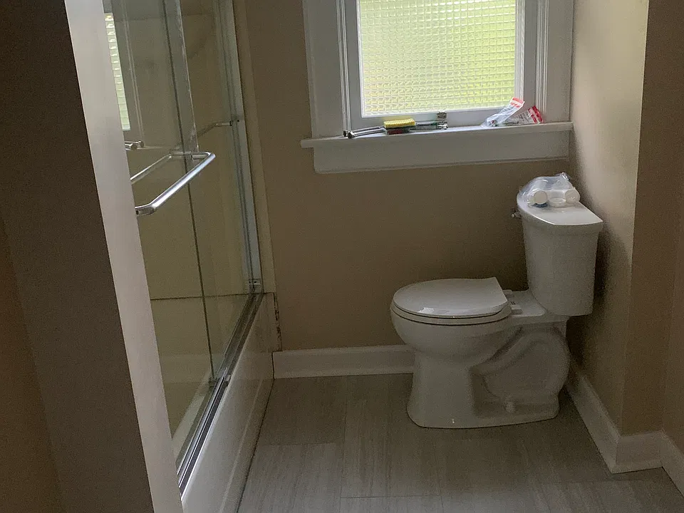 Main full bathroom, new tiolet, floor and vanity