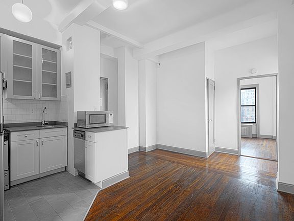 3rd image of 19 W 69th St APT 1504
