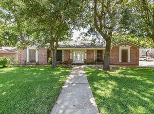 214 Raintree Ln, Lake Jackson, TX 77566