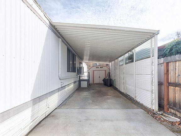 3rd image of 318 Sandlewood Dr