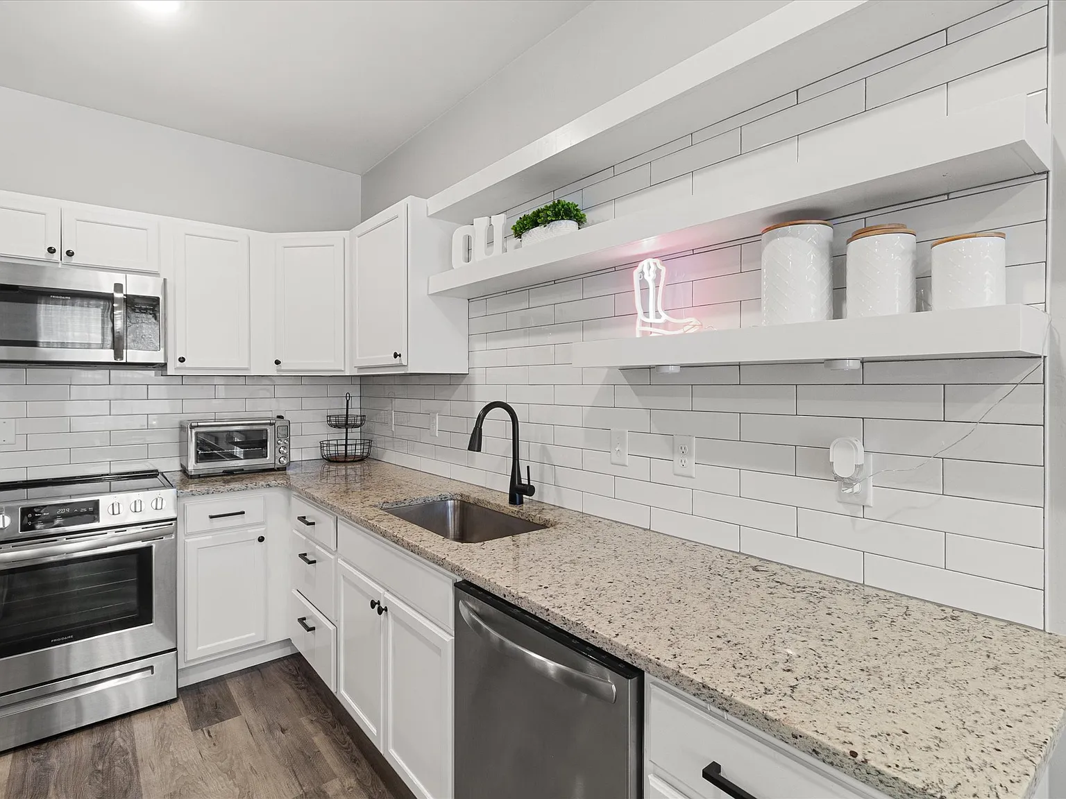 6 bed, 2800 sqft, $8,970 — Photo 3