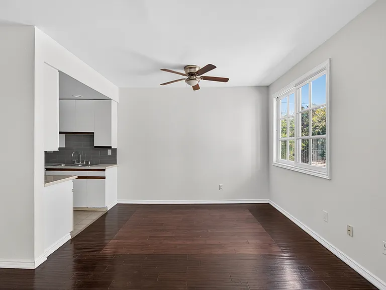 Woodman Ave Apartments — Photo 60