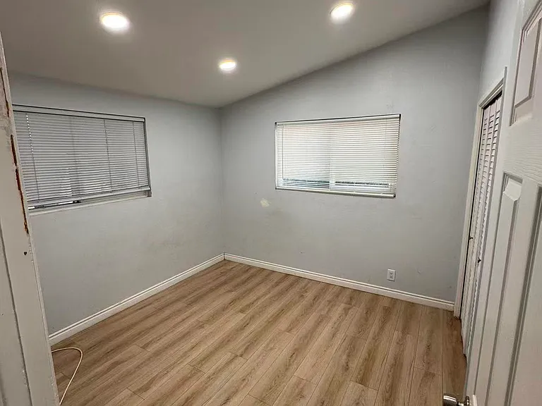 16351 Rochlen St — Photo 6