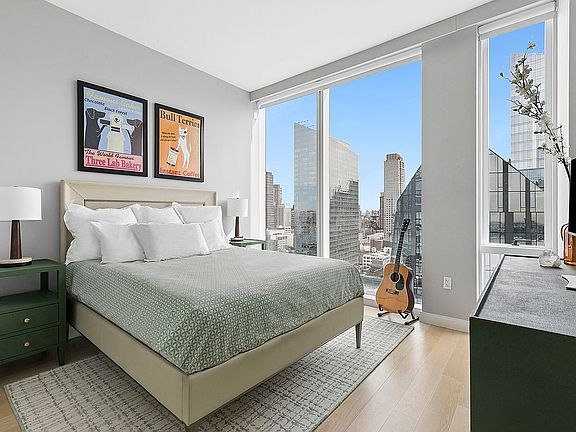 4th image of 10 Riverside Blvd #32D