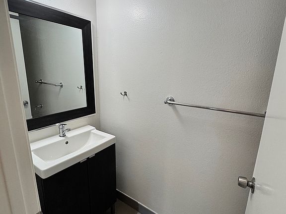 5th image of 2528 Arizona Ave APT 1