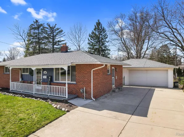1200 State Rd, Fenton, MI 48430