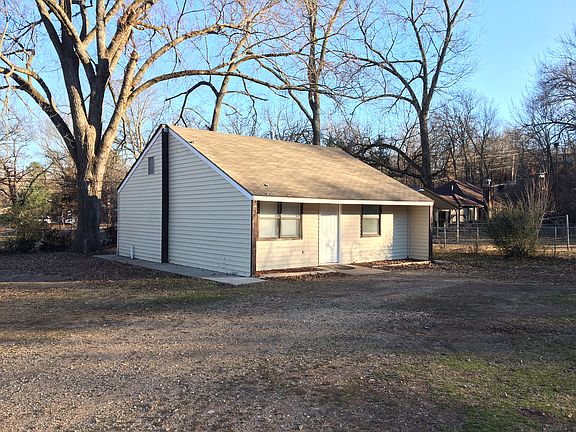 2nd image of 213 Dogwood Pl
