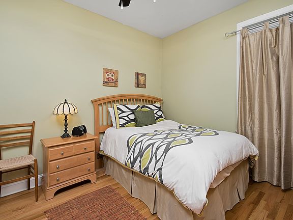 5th image of 954 W Belle Plaine Ave APT 1W
