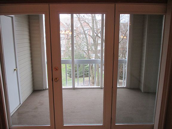 Screened porch (off living room)