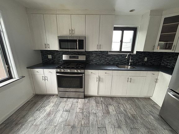 4th image of 1137 W Boston Post Rd #1