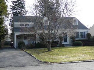 6 Ridgeway Cir, White Plains, NY 10605