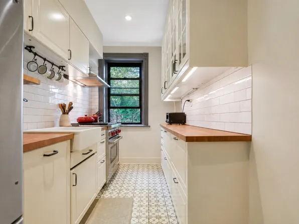 200 Saint Mark's Avenue image 1 of 11